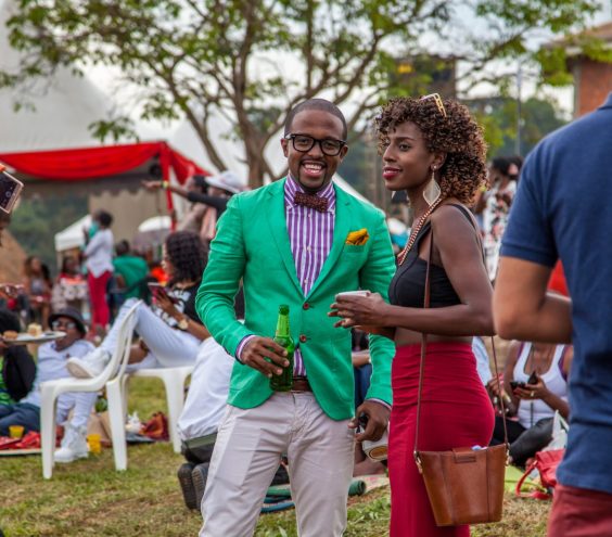 Couple qui boit une bière